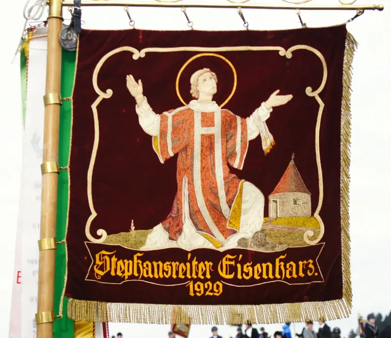 Vorderseite der Standarte: der heilige Stephanus im roten Diakonengewand vor der Stephanskapelle, darunter „Stephansreiter Eisenharz 1929“