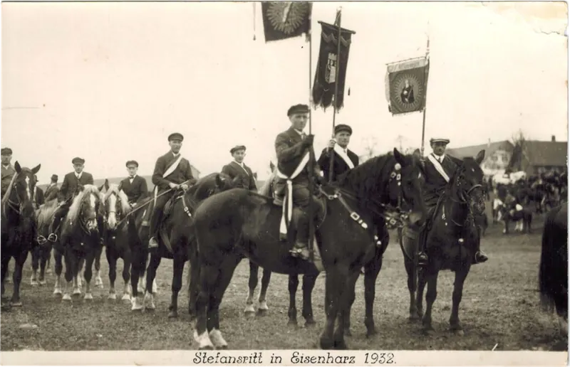 Reiter mit Fahnen und Standarte beim Stephansritt 1932
